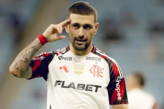 Arrascaeta celebra gol em jogo do Brasileirão