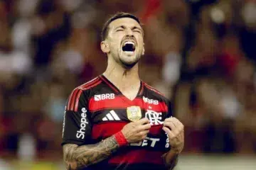 Arrascaeta comemora gol no Maracanã