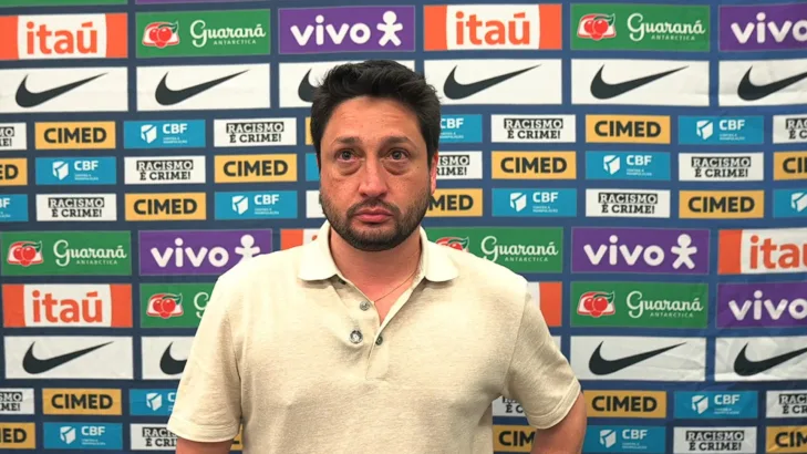 Arthur Elias, técnico da Seleção Brasileira Feminina, fala sobre a derrota de virada no amistoso contra a França Arthur Elias, técnico da Seleção Brasileira Feminina, fala sobre a derrota de virada no amistoso contra a França