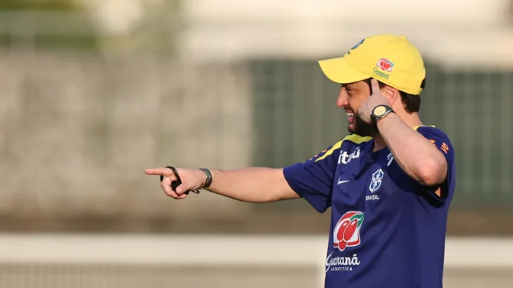 Arthur Elias, técnico da seleção brasileira feminina, fala sobre os treinos antes da partida contra a França: “Acho que as atletas compreenderam o plano de jogo” Arthur Elias, técnico da seleção brasileira feminina, fala sobre os treinos antes da partida contra a França: “Acho que as atletas compreenderam o plano de jogo”