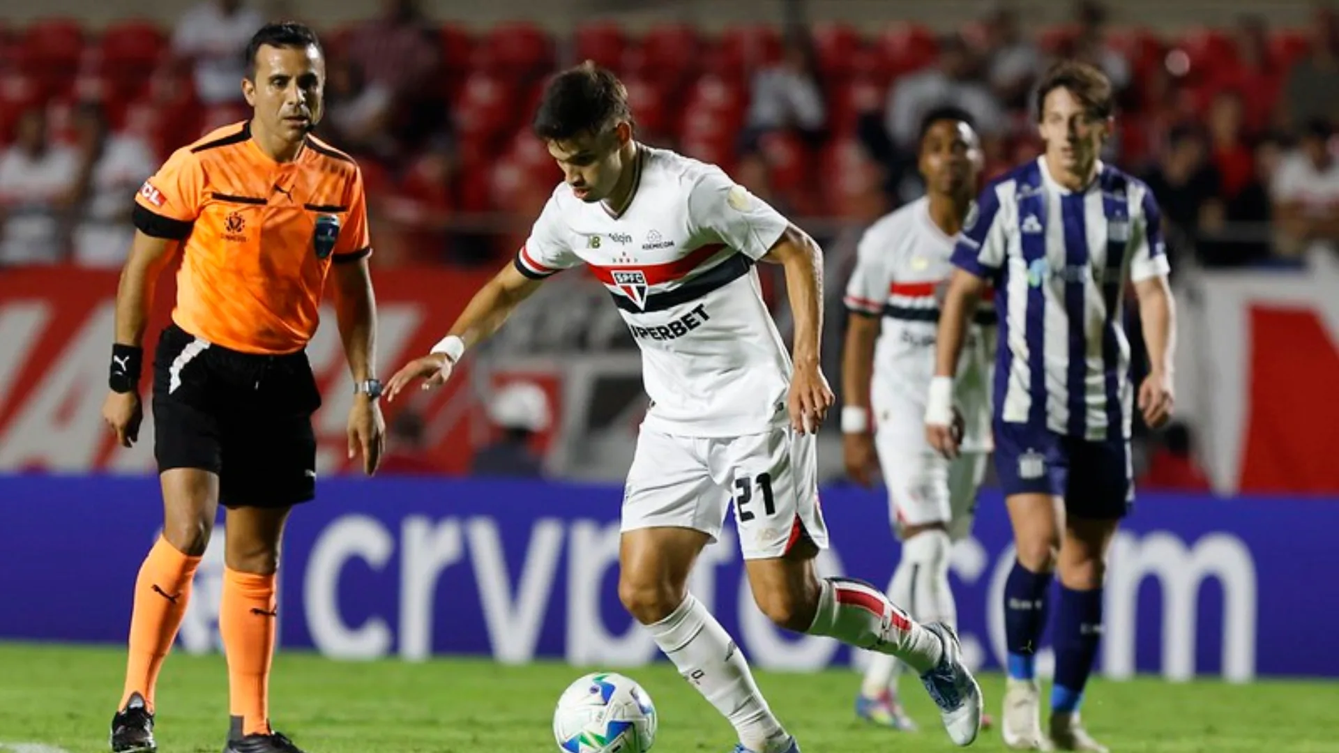Conmebol multa Bobadilla, do São Paulo, por acusação de xenofobia em jogo da Libertadores
