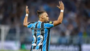 Torcedores do Grêmio lamentam lesão grave de Braithwaite, mas projetam nova escalação: “Não vai fazer falta”