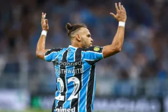 Braithwaite celebra gol pelo Grêmio
