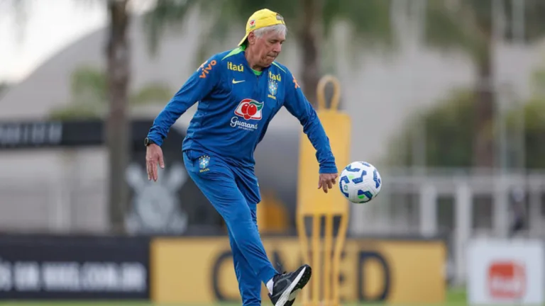 Casemiro destaca humildade de Ancelotti na seleção brasileira: “Me surpreende todos os dias”