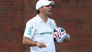 Cicinho coloca Zubeldía acima de Abel Ferreira no Brasil e reforça sua preferência pelo técnico: “Continuo achando melhor”