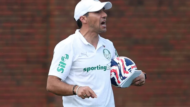 Cicinho coloca Zubeldía acima de Abel Ferreira no Brasil e reforça sua preferência pelo técnico: “Continuo achando melhor”