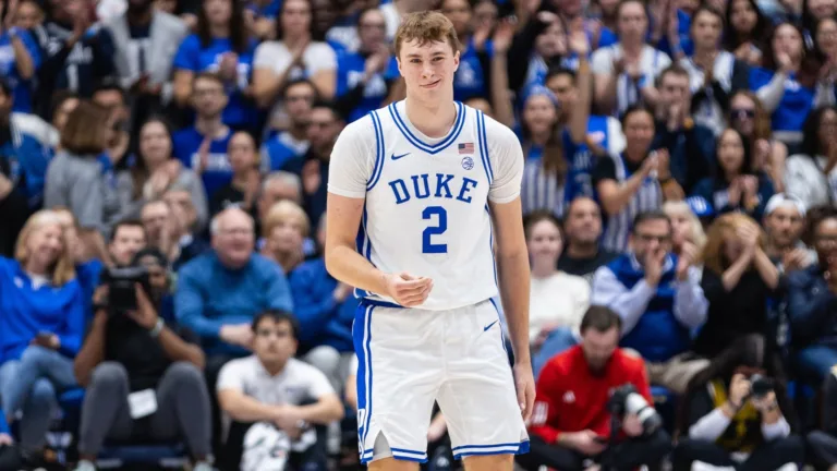 Cooper Flagg, elogiado por LeBron James, é selecionado pelo Dallas Mavericks na 1ª escolha do Draft de 2025 da NBA