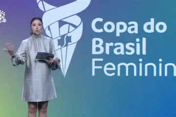 Lizandra Trindade na condução do sorteio da Copa do Brasil Feminina