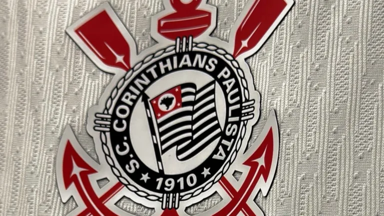 Torcedores do Corinthians fazem protesto por reforma de estatuto do clube