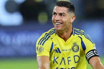 Cristiano Ronaldo celebra renovação com Al-Nassr e é ironizado por De Gea: “Jogando de graça”