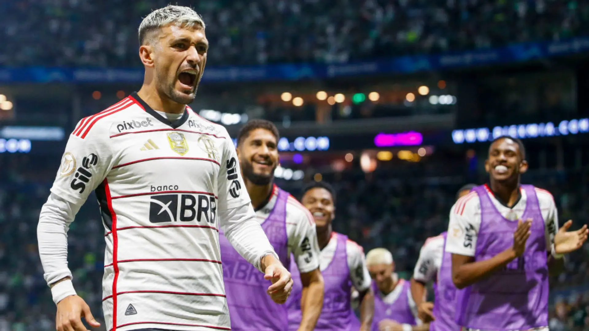 Cruz Azul, do México, sonda situação de Arrascaeta no Flamengo e Nicola garante que “só levam se pagarem a multa”