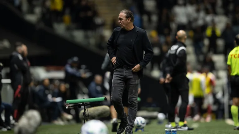 Cuca relata problemas financeiros no Atlético-MG e promete: “Vou tirar tudo que posso desse elenco”