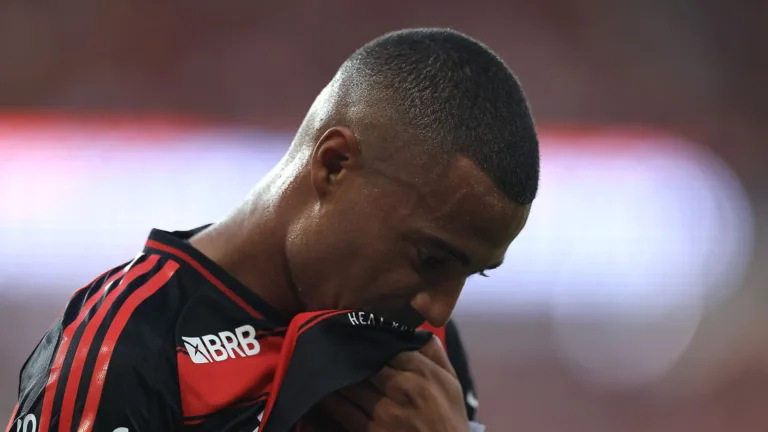 Flamengo revela que De La Cruz tem incômodo no joelho e pode desfalcar time no Mundial de Clubes
