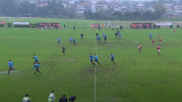 Jogadores do Grêmio Sub-17 provocam e são alvos da torcida do Internacional em clássico Gre-Nal Jogadores do Grêmio Sub-17 provocam e são alvos da torcida do Internacional em clássico Gre-Nal