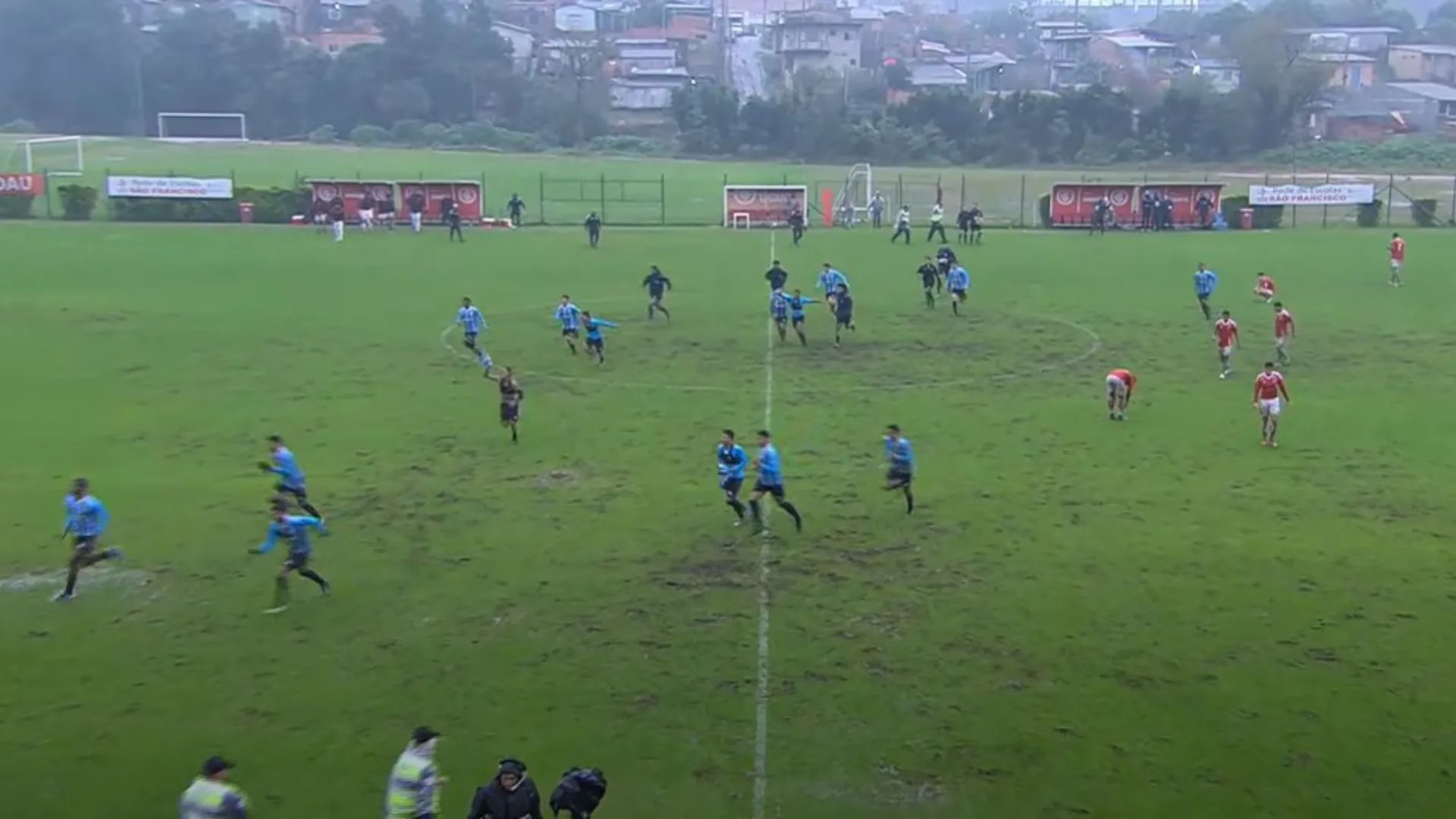 Jogadores do Grêmio Sub-17 provocam e são alvos da torcida do Internacional em clássico Gre-Nal