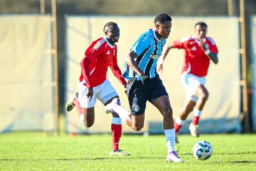 Lance da partida Grêmio x Internacional, no CFT Presidente Hélio Dourado
