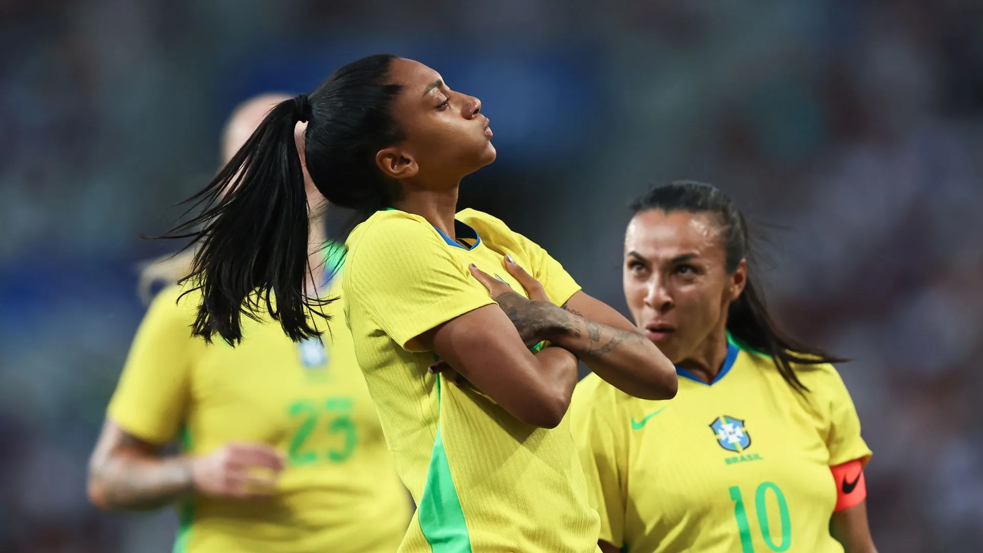 Mesmo com derrota da seleção brasileira feminina para a França, Kerolin se destaca com gol e assistência