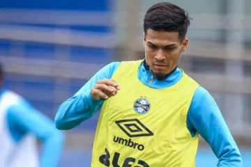 Arezo e Grêmio ensaiam reaproximação após polêmicas e torcedores admitem nova chance: “Ele tem poucos minutos”