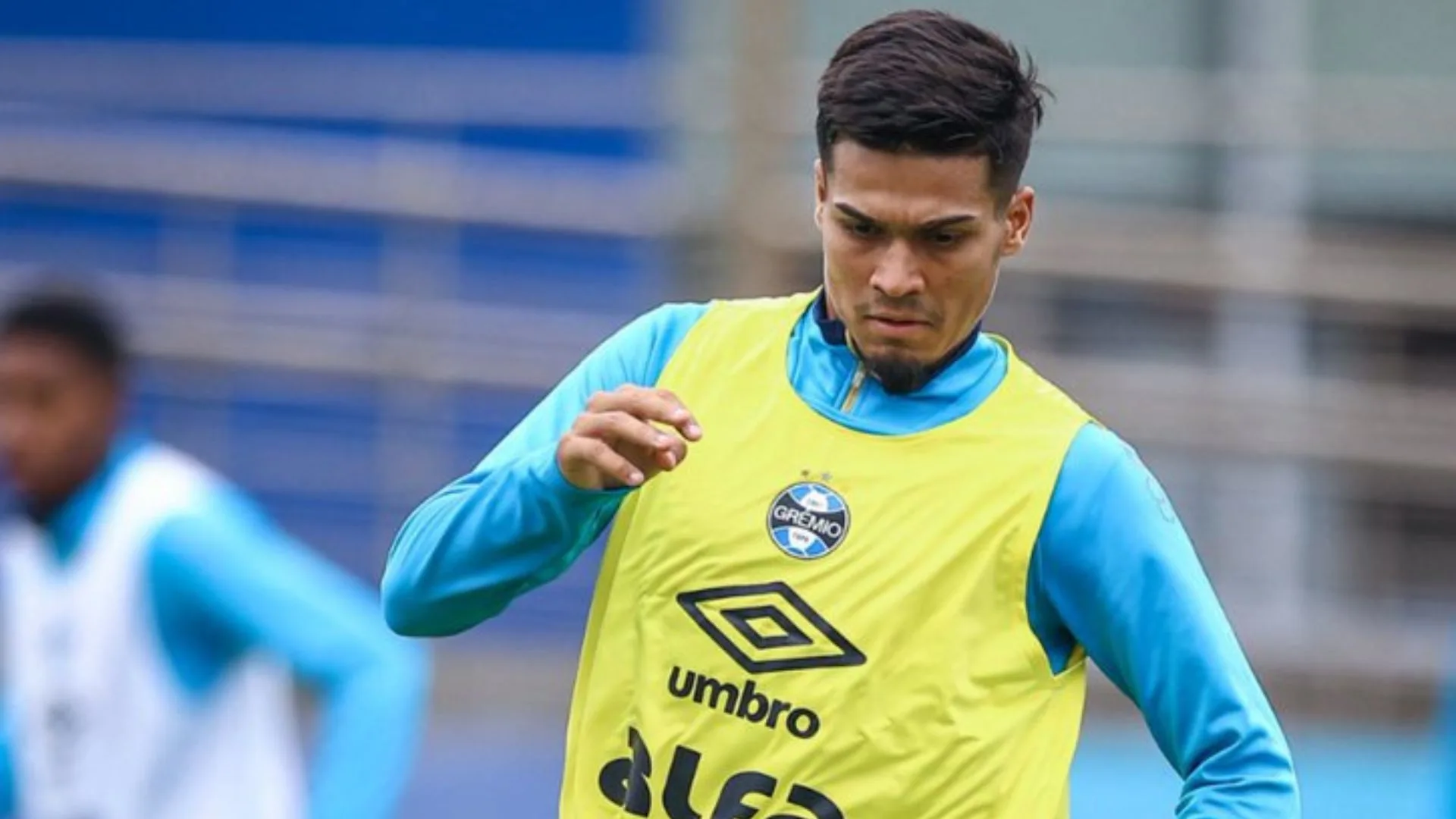 Arezo e Grêmio ensaiam reaproximação após polêmicas e torcedores admitem nova chance: “Ele tem poucos minutos”