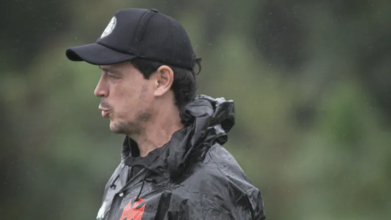 Fernando Diniz vê moral interna aumentar no Vasco com chegada de novo diretor