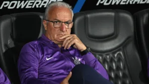 Dorival Júnior diz que folga para Depay, Carrillo e Martínez no Corinthians foi por desgaste: “Decisão foi correta”