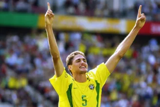Edmilson em jogo da seleção brasileira na Copa do Mundo de 2002