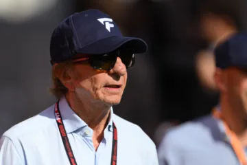 Emerson Fittipaldi compara Max Verstappen a Ayrton Senna na Fórmula 1: “Carrega a Red Bull nas costas” 