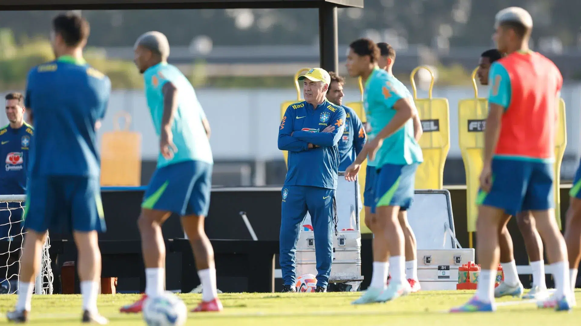 Estêvão e Alexsandro podem estrear como titulares na seleção brasileira; veja o que Ancelotti testou no último treino