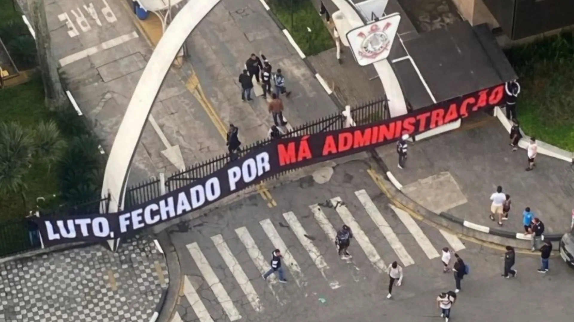 Torcedores do Corinthians invadem o Parque São Jorge e fazem lista de exigências