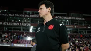 Fernando Diniz aponta erros defensivos e cobra ataque do Vasco após derrota para o Bragantino