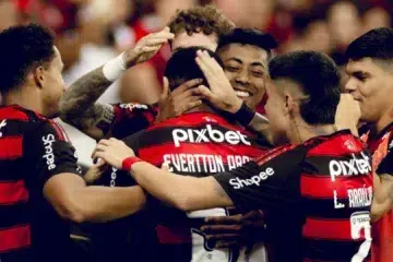 Jogadores do Flamengo comemoram gol em jogo no Maracanã