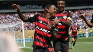 Flamengo pode perder Bruno Henrique e Wallace Yan para o clássico contra o Fluminense no Brasileirão