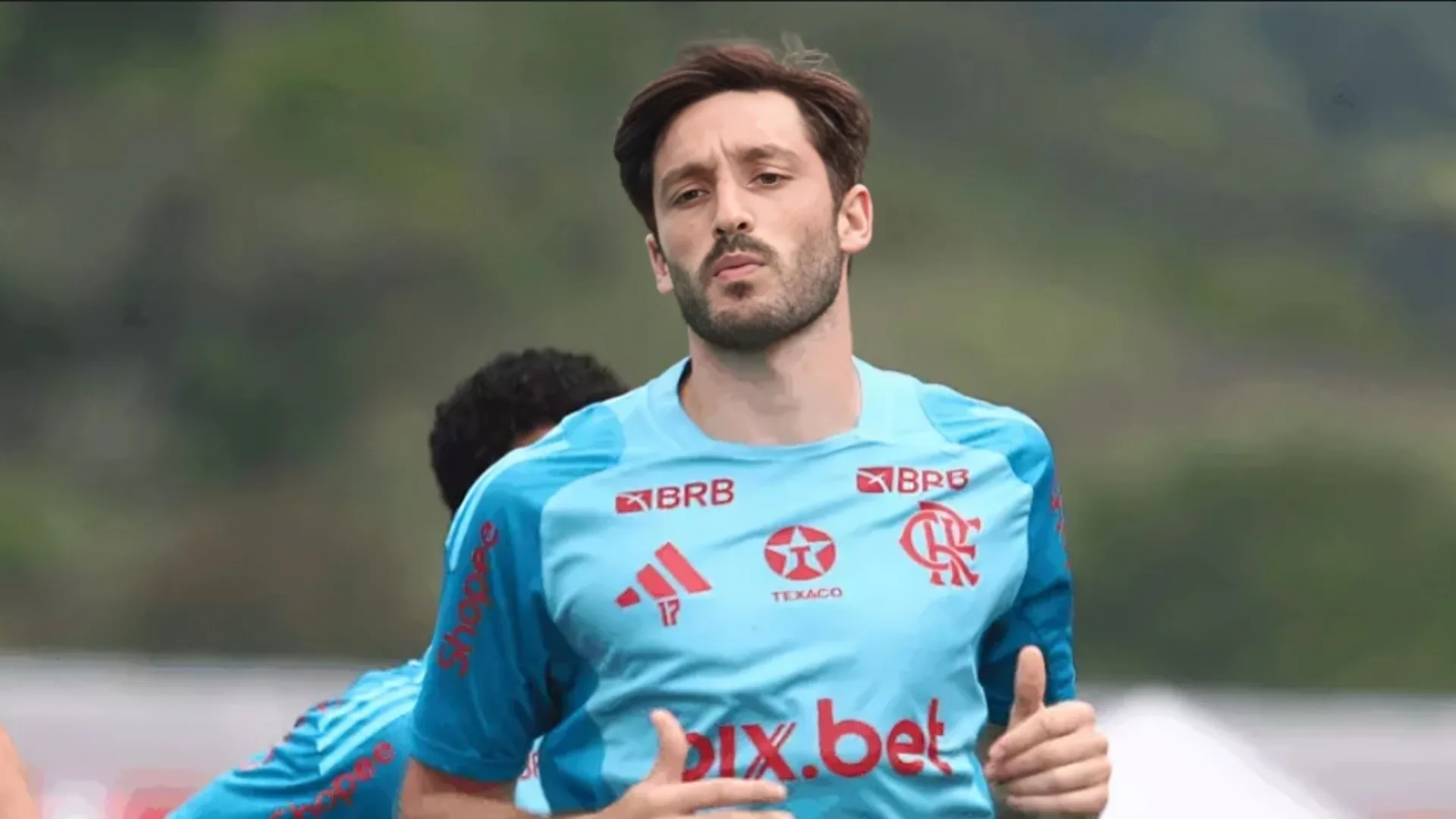 Flamengo quer vender um dos três laterais-esquerdo do elenco hoje e Nicola revela cenário: “Vão causar enorme problema”