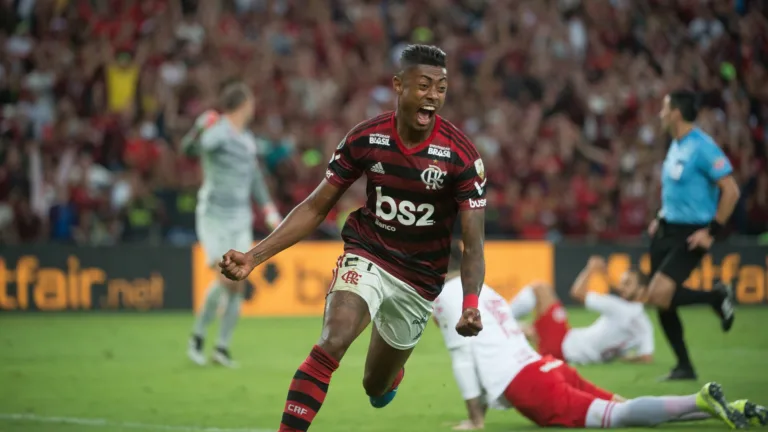 Internacional e Flamengo já se enfrentaram no mata-mata da Libertadores em ano de título do Mengão