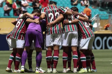 Jogadores do Fluminense reunidos em jogo contra o Mamelodi Sundowns