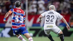 Sem Neymar, Santos vence o Fortaleza com golaço de Rollheiser e foge do Z4 do Brasileirão Série A