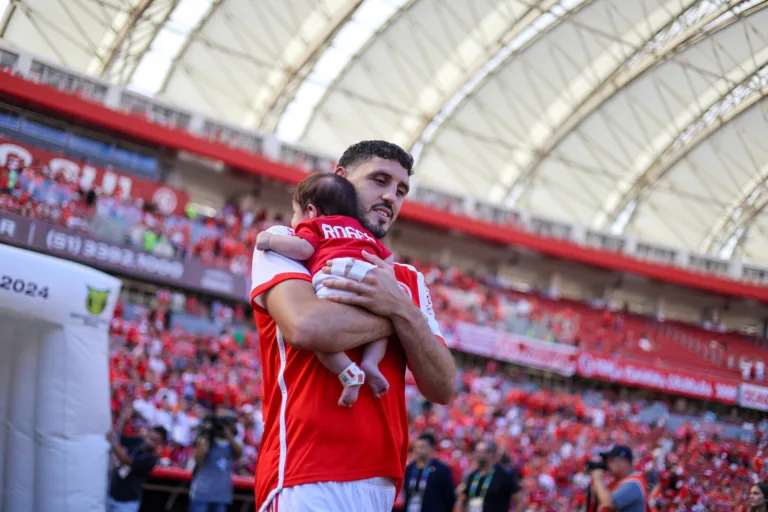 Agustín Rogel tem saída confirmada do Internacional e torcedores comemoram: “Nem deveria ter vindo”