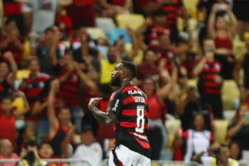 gerson-comemorando-foto-gilvan-de-souza-crf-360x240.webp