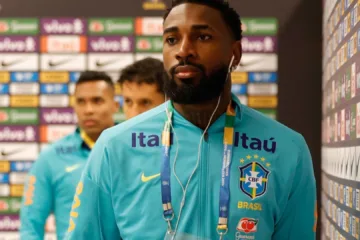 Cicinho dá razão ao torcedor do Flamengo e critica decisão de Gerson: “Abrindo mão da seleção brasileira”