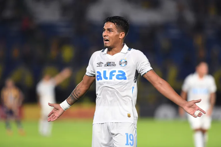 Grêmio recusa oferta do São Paulo por Arezo e gremistas criticam paulistas: “Pedir empréstimo é uma barbada”
