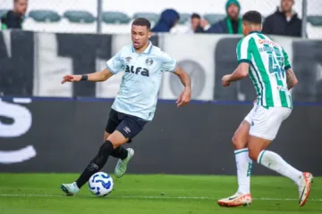 Grêmio vê assédio do Liverpool por Alysson e pode negociar a venda do jovem; multa rescisória é de R$ 338 milhões