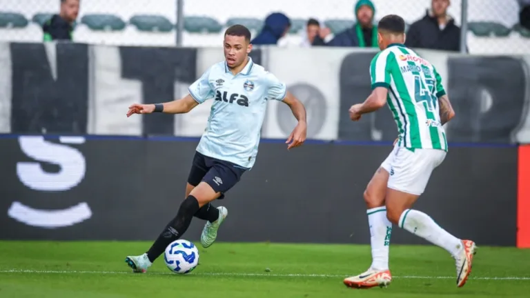 Grêmio vê assédio do Liverpool por Alysson e pode negociar a venda do jovem; multa rescisória é de R$ 338 milhões