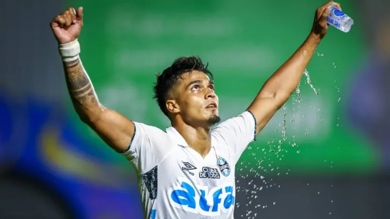 Notícias do Grêmio hoje têm acerto próximo com Caíque, reaproximação com Arezo e torcida maior que a do rival