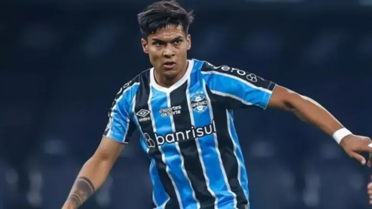 Grêmio confirma a saída de seis jogadores do elenco na janela; Arezo e Carballo aparecem na lista Grêmio confirma a saída de seis jogadores do elenco na janela; Arezo e Carballo aparecem na lista