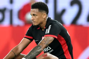 Grêmio descarta zagueiro Tuta e torcedores reclamam: “Vão dar vários refugos pro Mano recuperar”