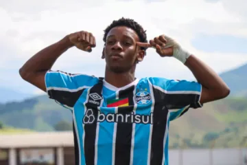 Promessa do Grêmio, Gabriel Mec treina após fratura no tornozelo e Mano Menezes relata cuidado especial: “Torcedor pode confiar”