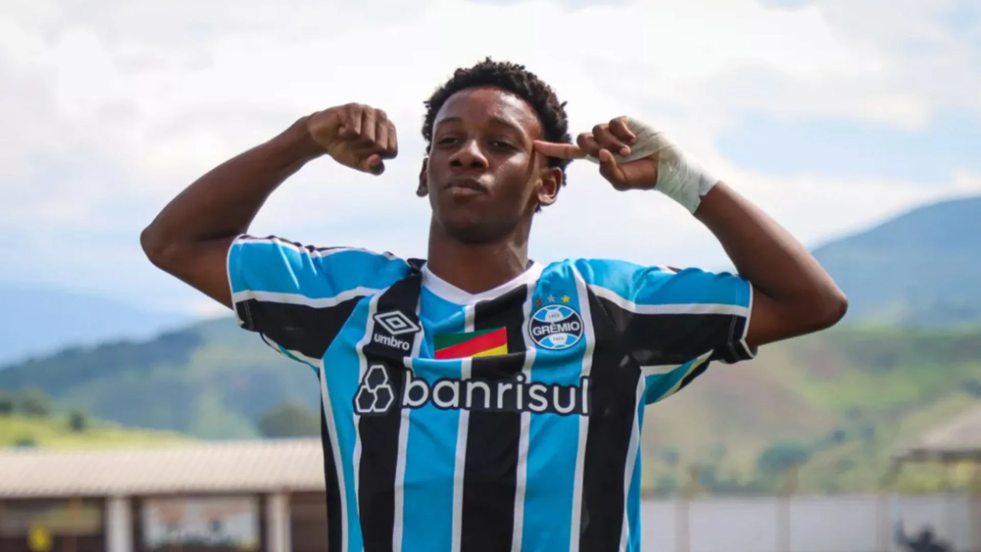 Promessa do Grêmio, Gabriel Mec treina após fratura no tornozelo e Mano Menezes relata cuidado especial: “Torcedor pode confiar”