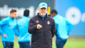 Grêmio deve ter improvisação na lateral contra o Sport e torcedores criticam: “Repertório do Mano é ridículo”