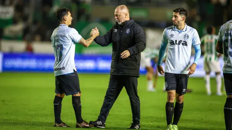 Como fica a escalação do Grêmio de Mano Menezes após a chegada de Alex Santana, do Corinthians