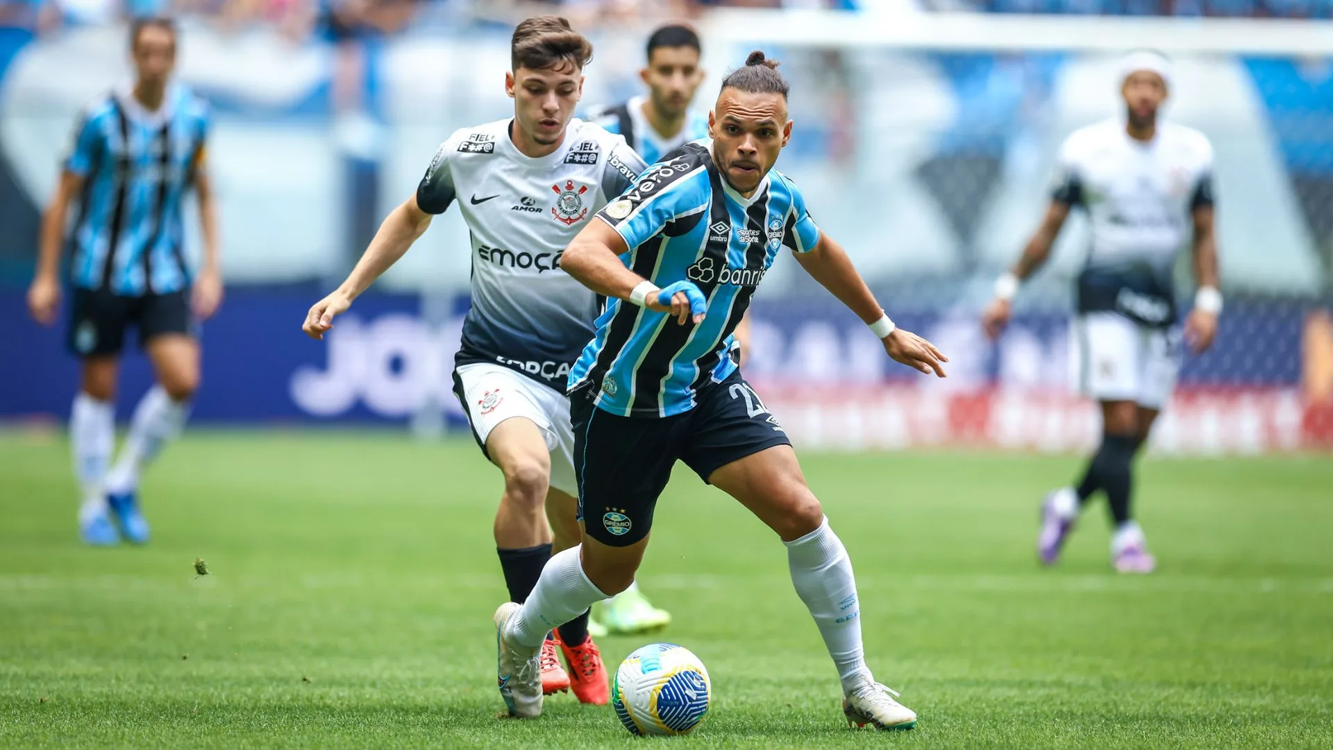 Grêmio atualiza situação clínica de Braithwaite após realização de cirurgia: “Retorno estimado em seis meses”